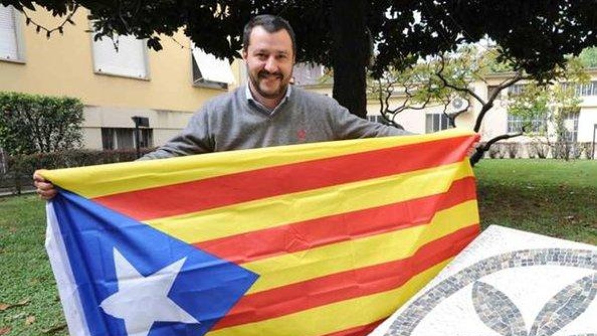 Matteo Salvini, con una estelada en el patio de su casa.