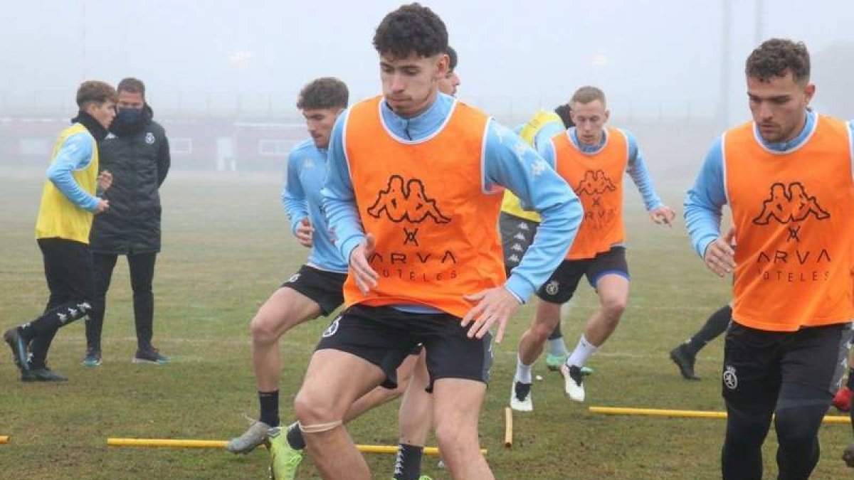 Aarón Piñán ya entrena con el resto del grupo en el Área Deportiva. MARCIANO PÉREZ