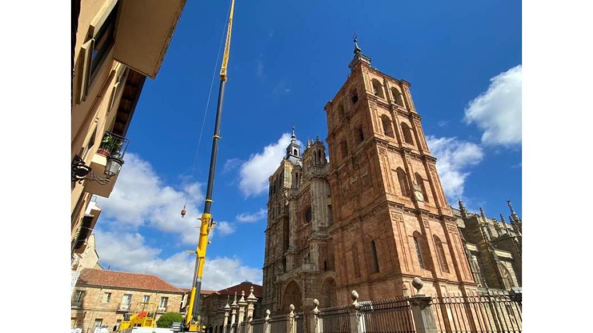 Sustitución ayer de los pararrayos de la catedral. DL