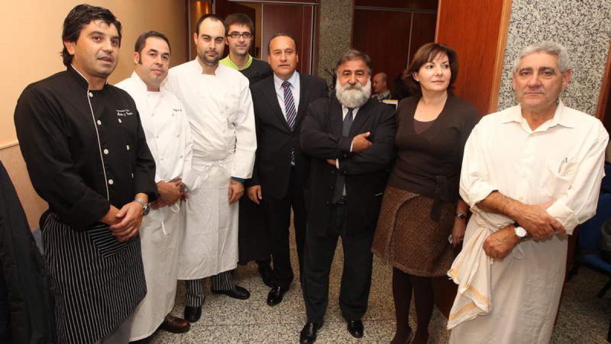 Profesionales bercianos de la restauración posaron ayer noche con el presidente del Consejo y mantenedor del evento.