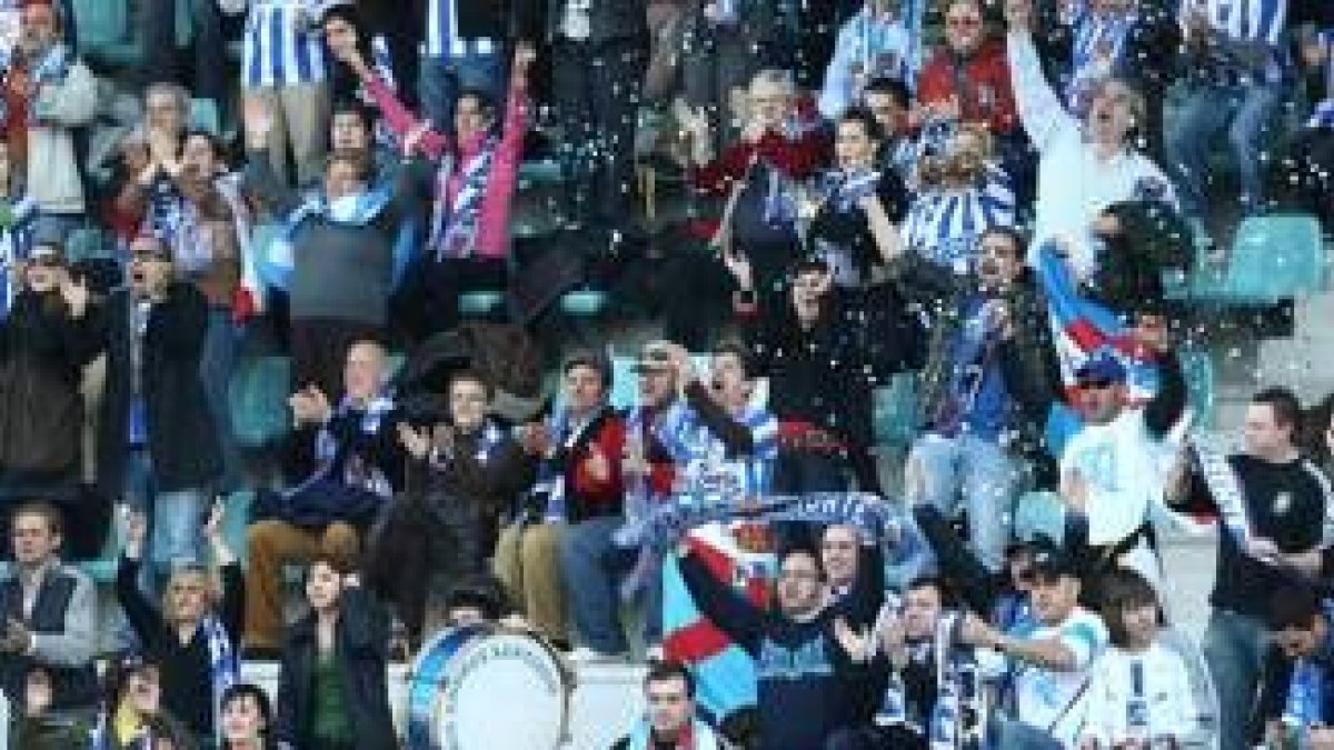Los seguidores bercianos festejan el tanto de su equipo en Palencia
