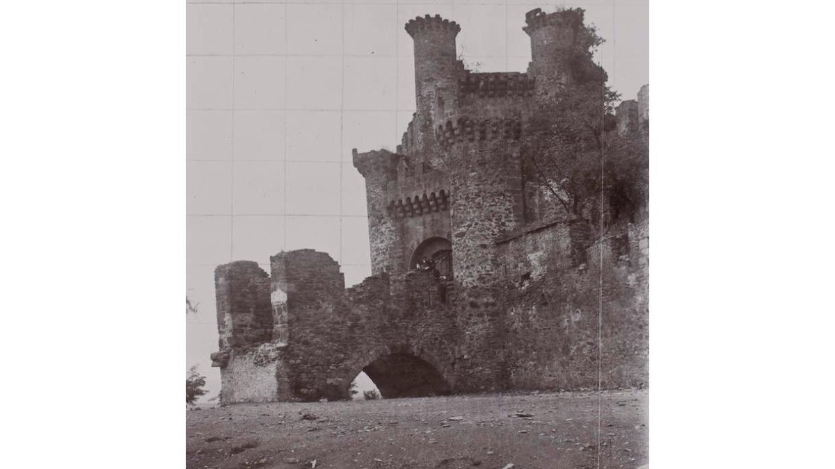 El arco del puente levadizo, antes de su derribo.