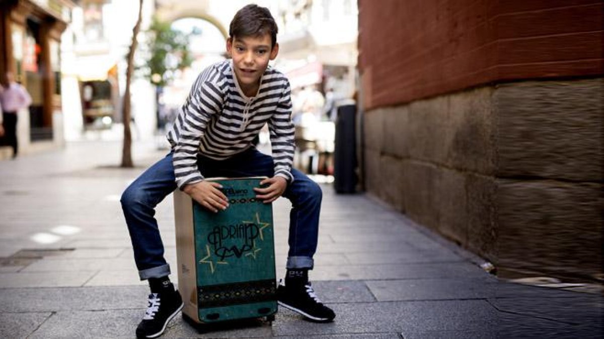 Adrián Martín, contestando algunas preguntas y tocando el cajón.