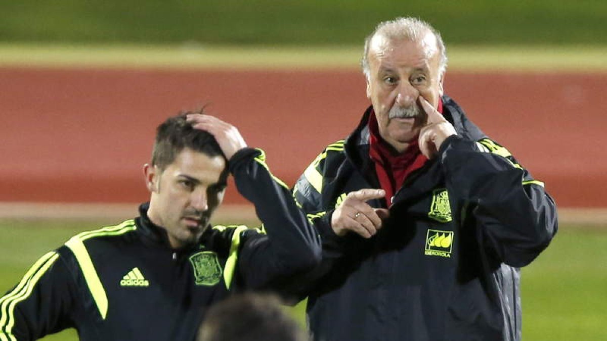 David Villa y Vicente del Bosque, en el entrenamiento de la selección en Malabo.