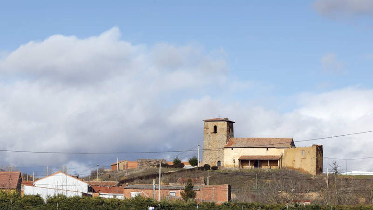Algunos rincones de La Antigua, un municipio leonés situado a poco más de 50 kilómetros de la capital leonesa que, aunque debilitado por la despoblación que asola al mundo rural, revive en verano gracias al turismo y a las fiestas que llenan de vida sus c
