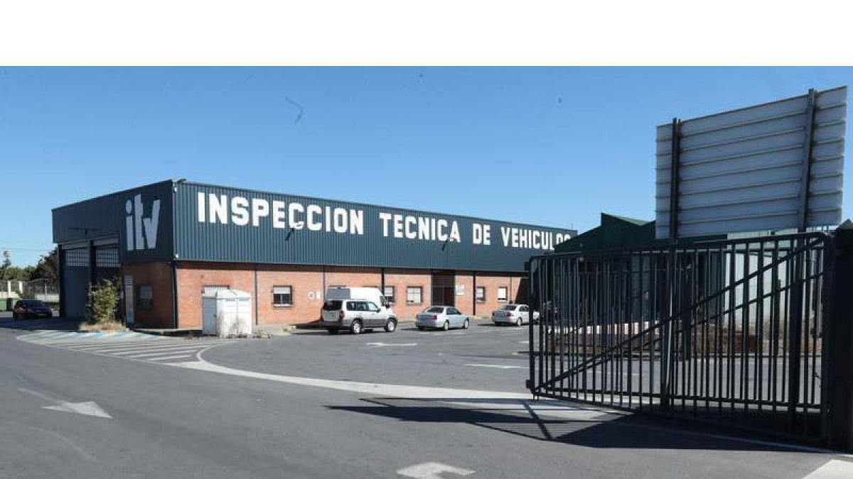 Acceso a las instalaciones de una de las instalaciones de la ITV de la provincia. L. DE LA MATA
