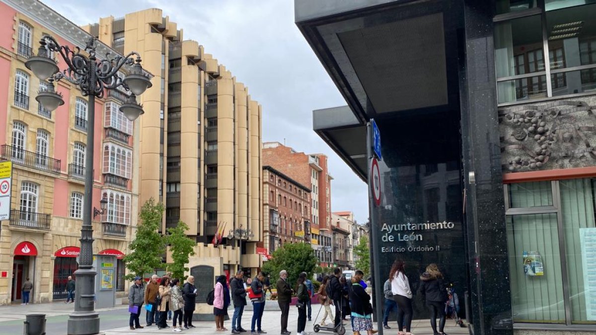 Dependencias del Ayuntamiento de León, en Ordoño, este mediodía. RAMIRO