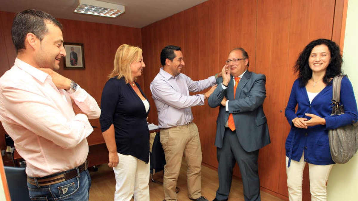 Los representantes municipales, con el alcalde a la cabeza, con Fernández y Franco.