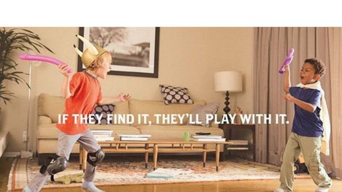 Unos niños juegan a espadachines, en el campaña de Evolve.
