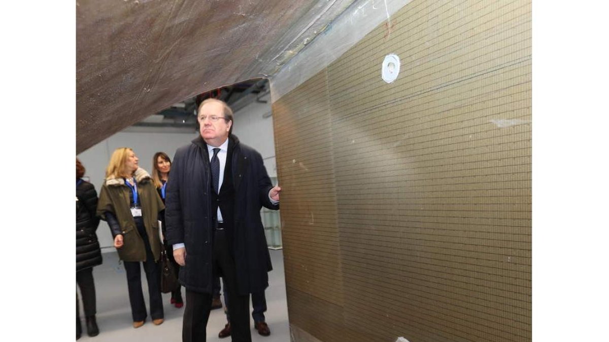 El presidente de la Junta, con el molde de una pala. L. DE LA MATA