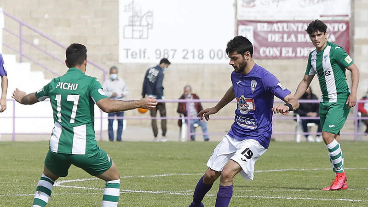 Rubén Burón se lleva el balón ante la oposición del abulense Pichu. MARCIANO PÉREZ