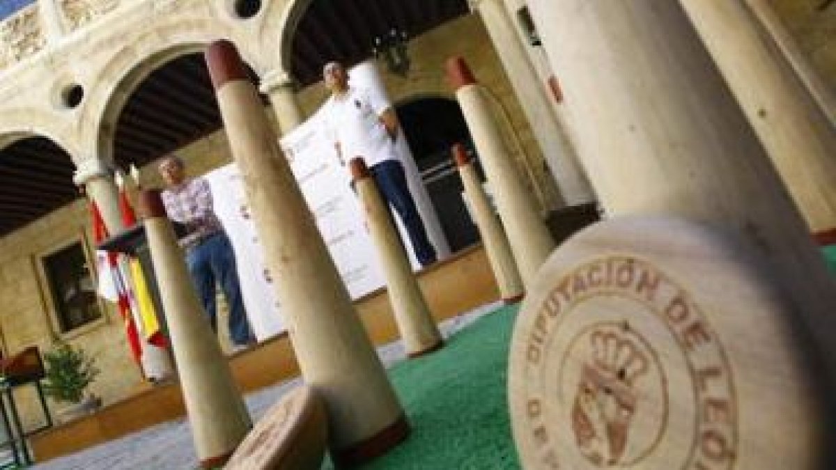 El responsable de la Diputación provincial en el reparto de ayer de los juegos tradicionales.