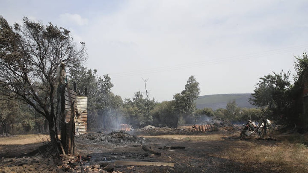 El incendio forestal fue declarado el miércoles por la noche por los rayos de una tormenta seca en la reserva de la Sierra de la Culebra. MARIAM A. MONTESINOS