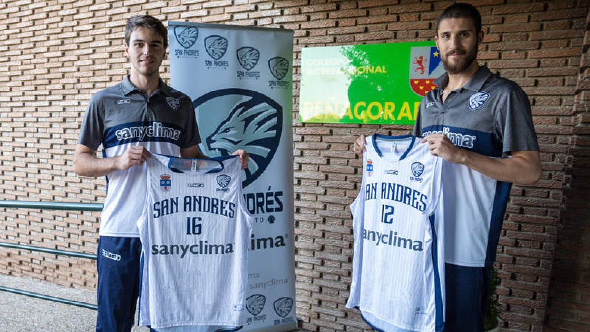 Los nuevos jugadores del CB San Andrés, durante su presentación. DL