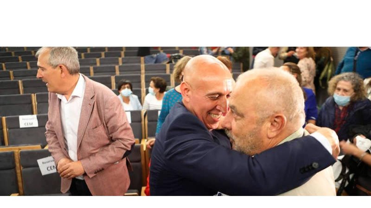 Diez abraza a José Giménez, con Vicente Canuria a su lado, sus hombres de confianza. RAMIRO