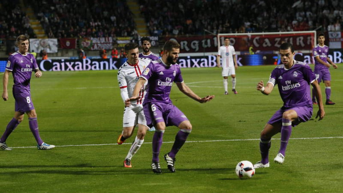 Pepe intenta controlar el balón arropado por su compañero Nacho. El Madrid tuvo que emplearse a fondo para evitar que su portería recibiera más gol que el de Benja. RAMIRO/MARCIANO