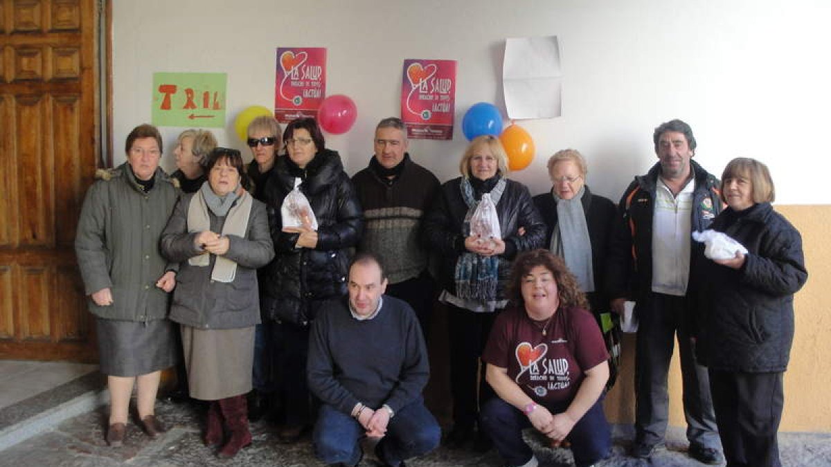 Los voluntarios de Cáritas y el párroco de La Robla en el día del bocata solidario.
