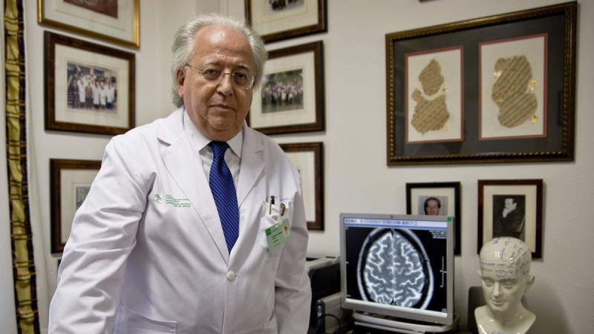El jefe del Servicio de Neurología, Óscar Fernández.