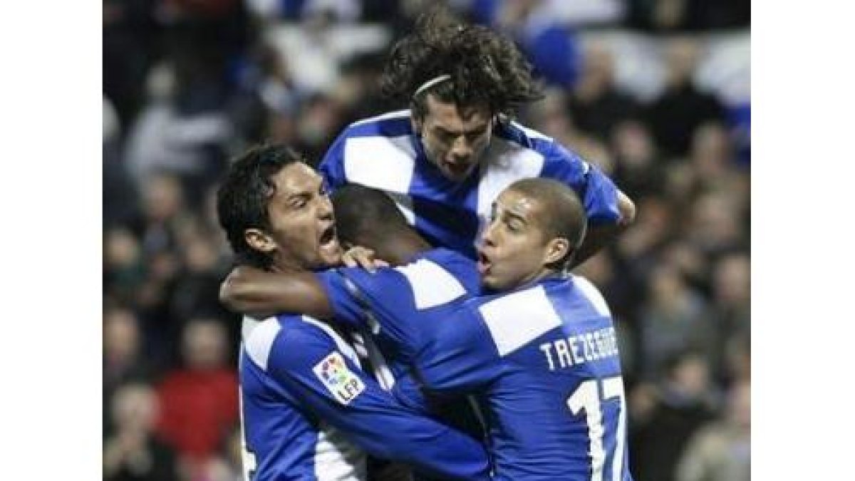 Thomert, en el centro, celebra con Trezeguet, Abel Aguilar y Nelson Valdez el triunfo.
