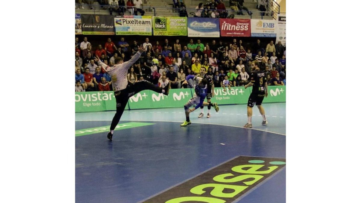 Un momento del partido del Ademar en Benidorm