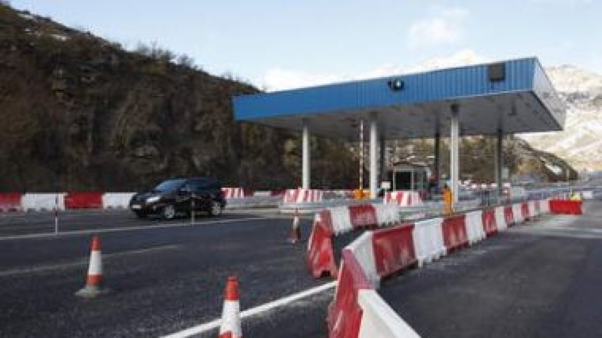 Nuevo sistema de peaje instalado en la autopista del Huerna, en la salida hacia Villablino