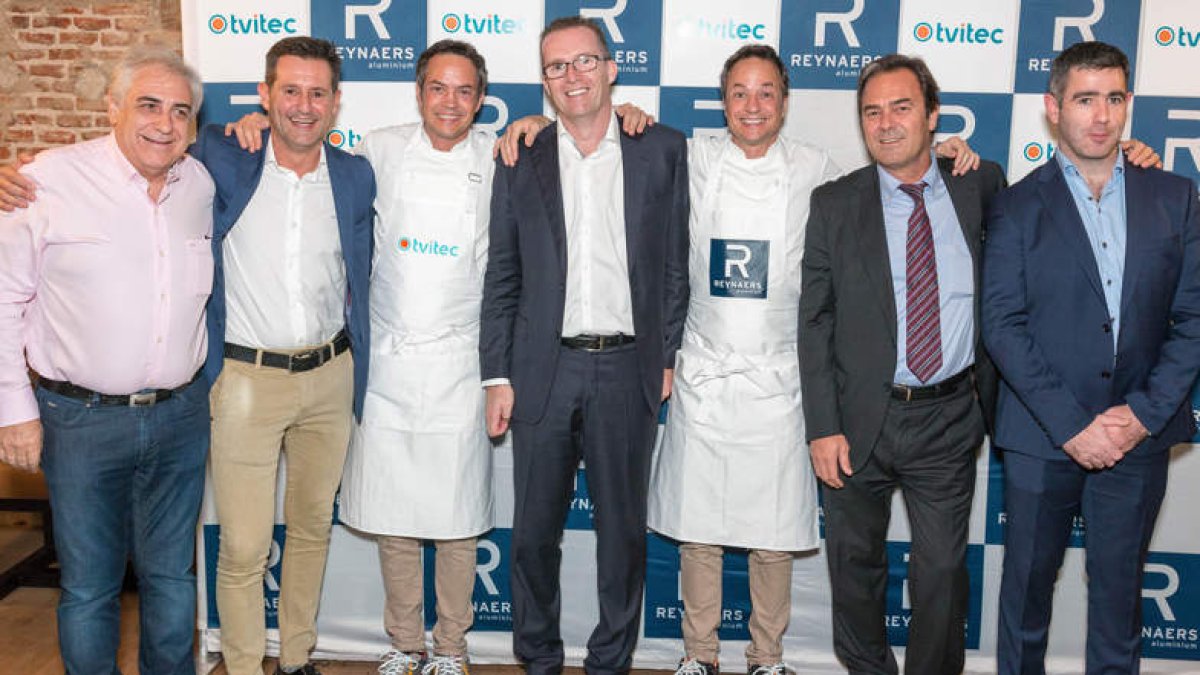 Representantes de Tvitec, los hermanos Torres y algunos asistentes del acto celebrado en Madrid. DL