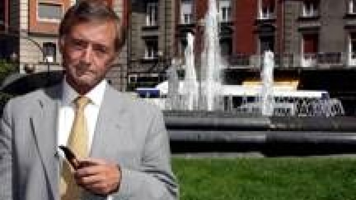 El secretario general de UGT, Fermín Carnero, se prepara para abandonar la secretaría regional