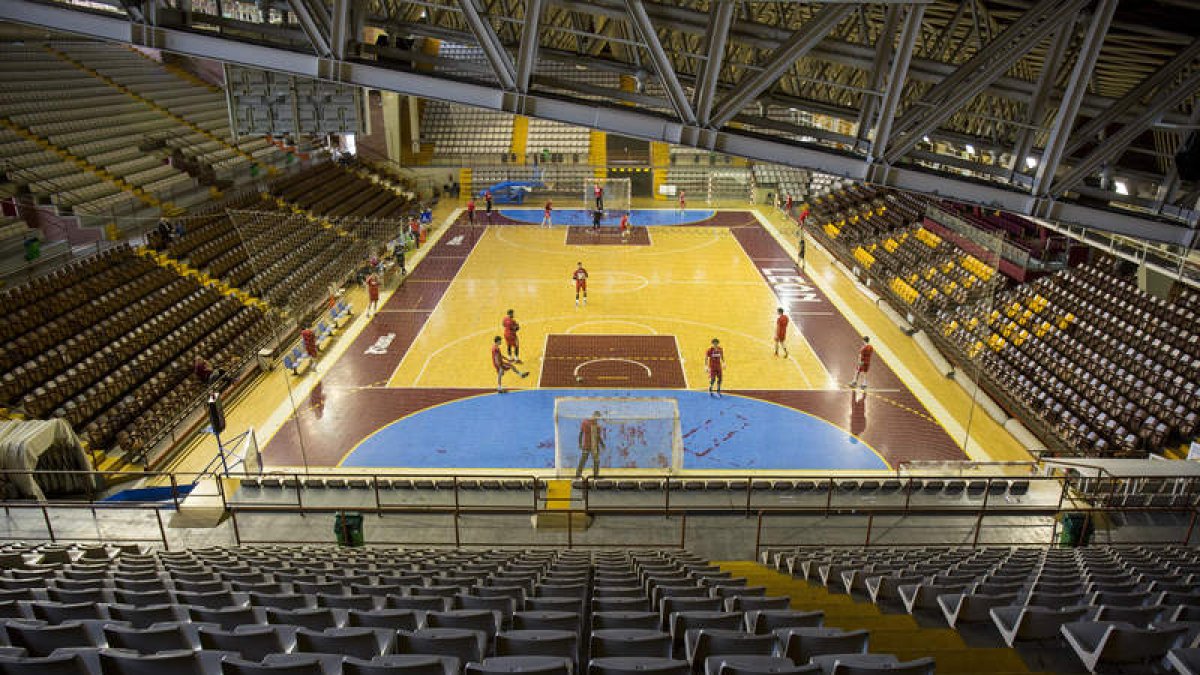 El Palacio de Deportes de la capital leonesa cumplió este año medio siglo de vida. FERNANDO OTERO