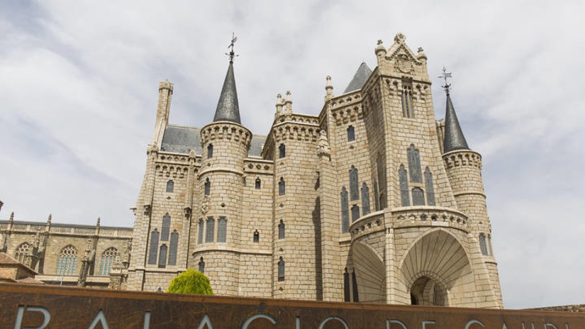 El Palacio de Gaudí de Astorga mejora sus servicios a los visitantes. F. OTERO PERANDONES
