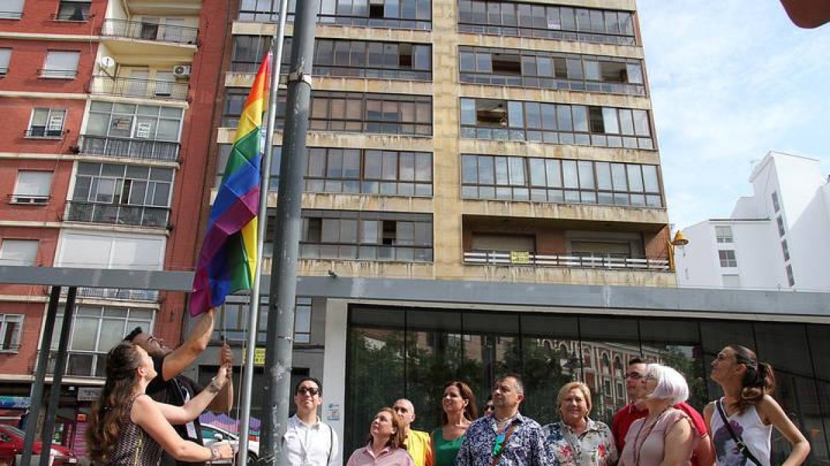 Representantes municipales, sindicales y sociales asisten a la lectura del manifiesto e izado de bandera con motivo de la celebración del Día del Orgullo LGTBI 2018