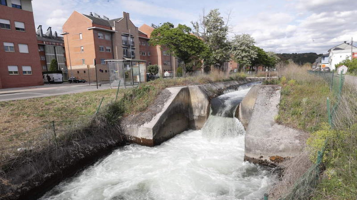 Vista del Canal Bajo el pasado mes de abril, a su paso por el barrio de Compostilla. L. DE LA MATA