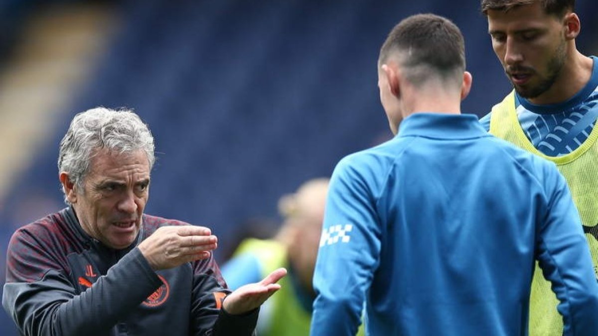Juan Manuel Lillo da órdenes a los jugadores del Manchester City. VAUGHAN