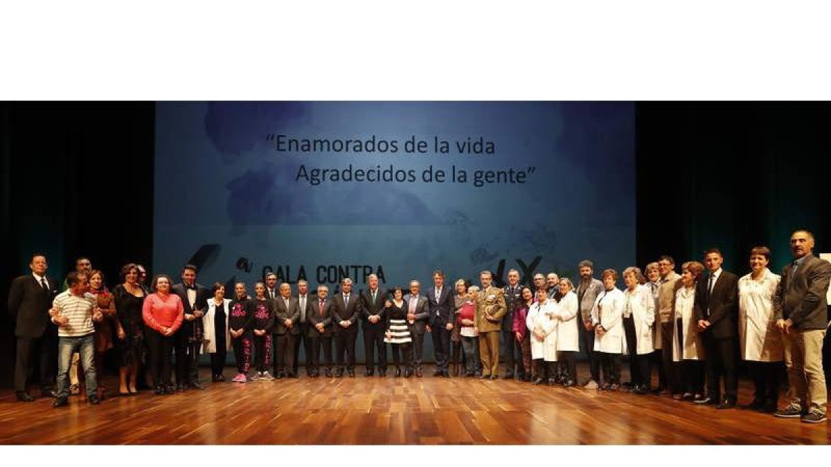 Fotografía de familia de los galardonados, representantes políticos y colaboradores en la gala celebrada en el Auditorio Ciudad de León.