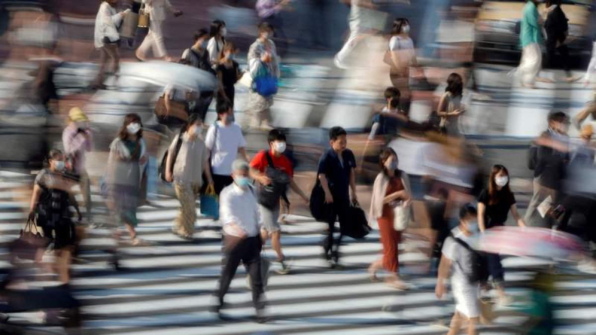 Peatones en el cruce de Shibuya, Tokio. En Japón hay 40.000 personas infectadas. KIMIMASA MAYAMA