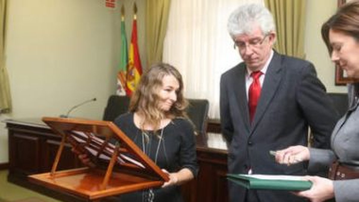 Marta Alonso junto a José Ángel Hermida y Piedad González en la toma de posesión.