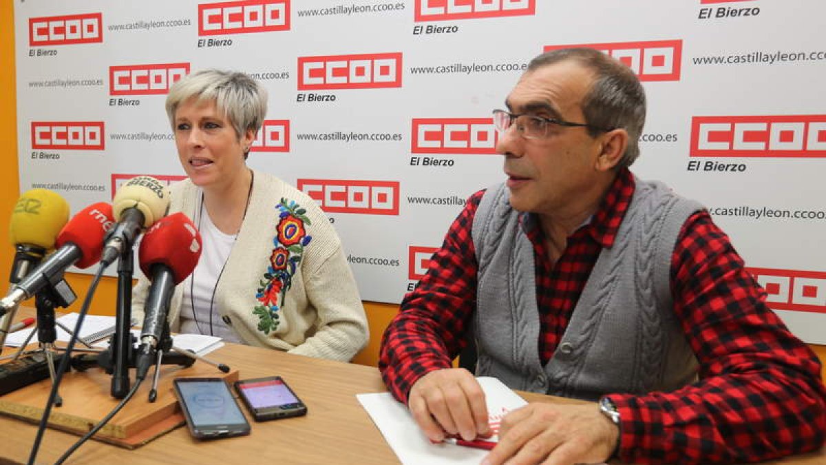 Isabel Céspedes y Alfredo Peláez, ayer en la sede de CC OO. LDM