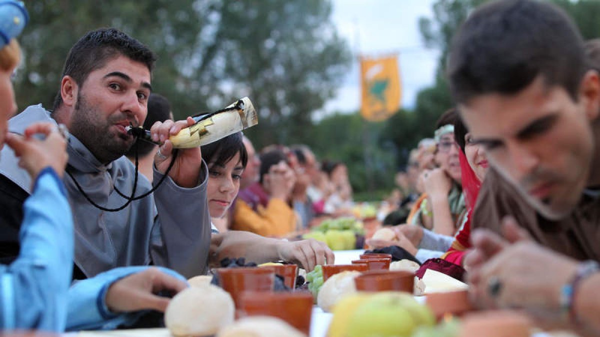 La cena medieval reunió anoche a 230 comensales al aire libre, en el entorno del monasterio de Carracedo.