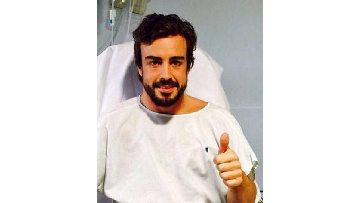 Foto de Fernando ALonso en el hospital publicada en Twitter por su representante