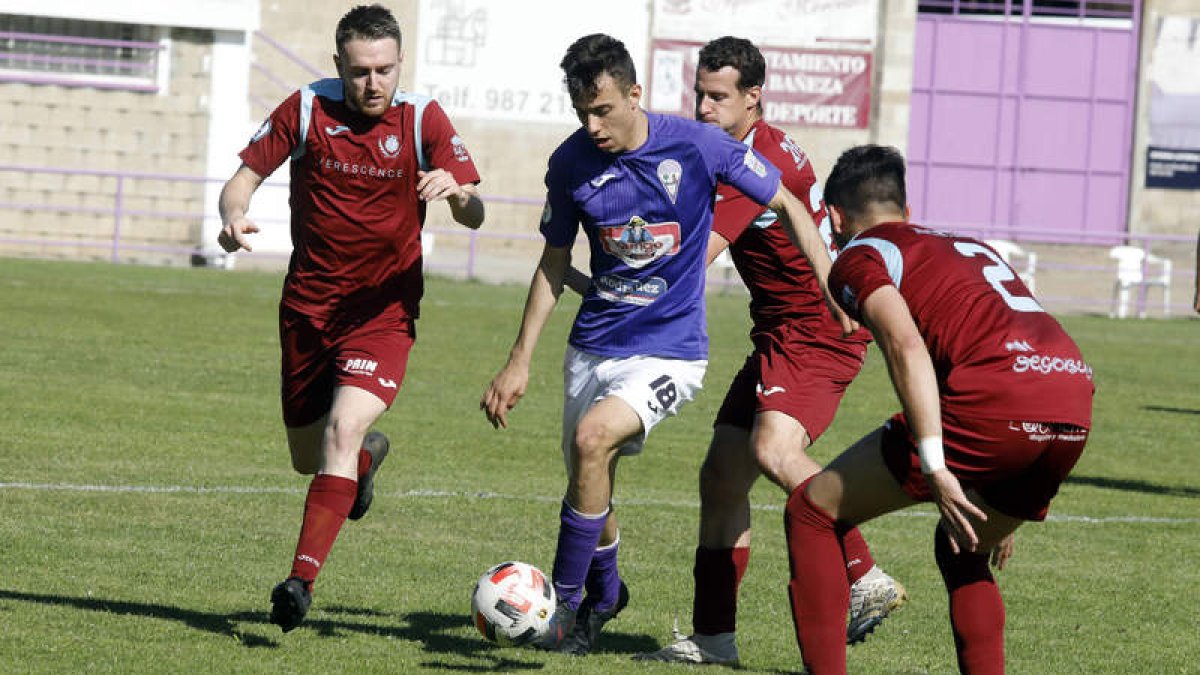 Samuel abrió el camino de la victoria bañezana al marcar el primer gol del partido. MARCIANO PÉREZ