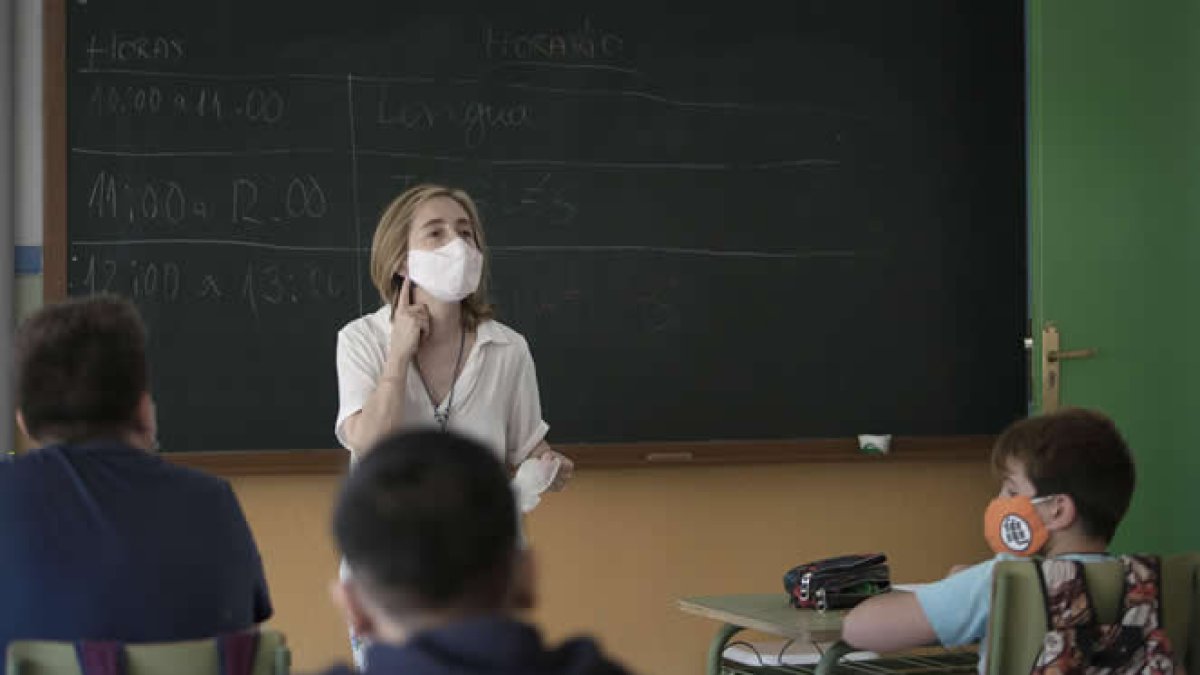 Una profesora da clase en un aula de un colegio de la provincia. JESÚS F. SALVADORES