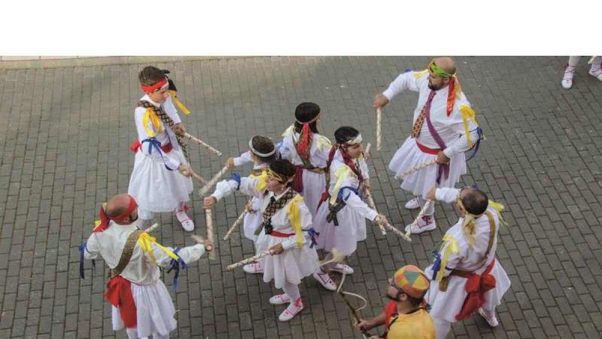 Imagen de la danza de Santa Cristina de Valmadrigal. EL BÚHO VIAJERO