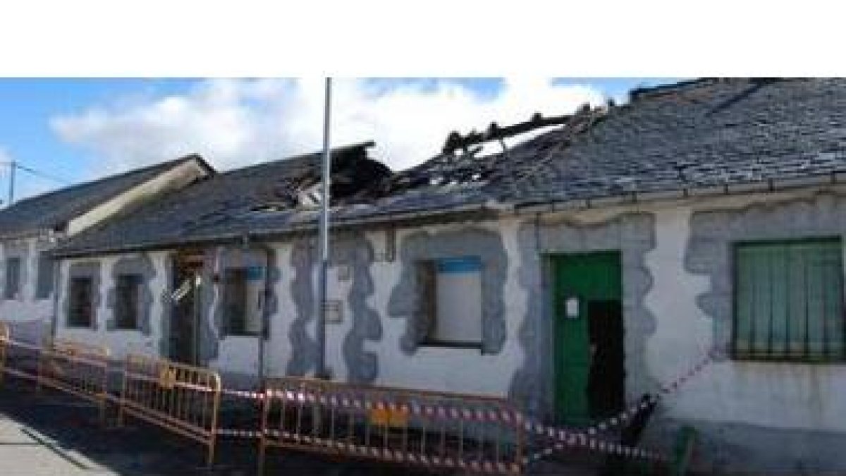 El fuego afectó al bajocubierta de la vivienda donde se originó y a los de las casas colindantes.