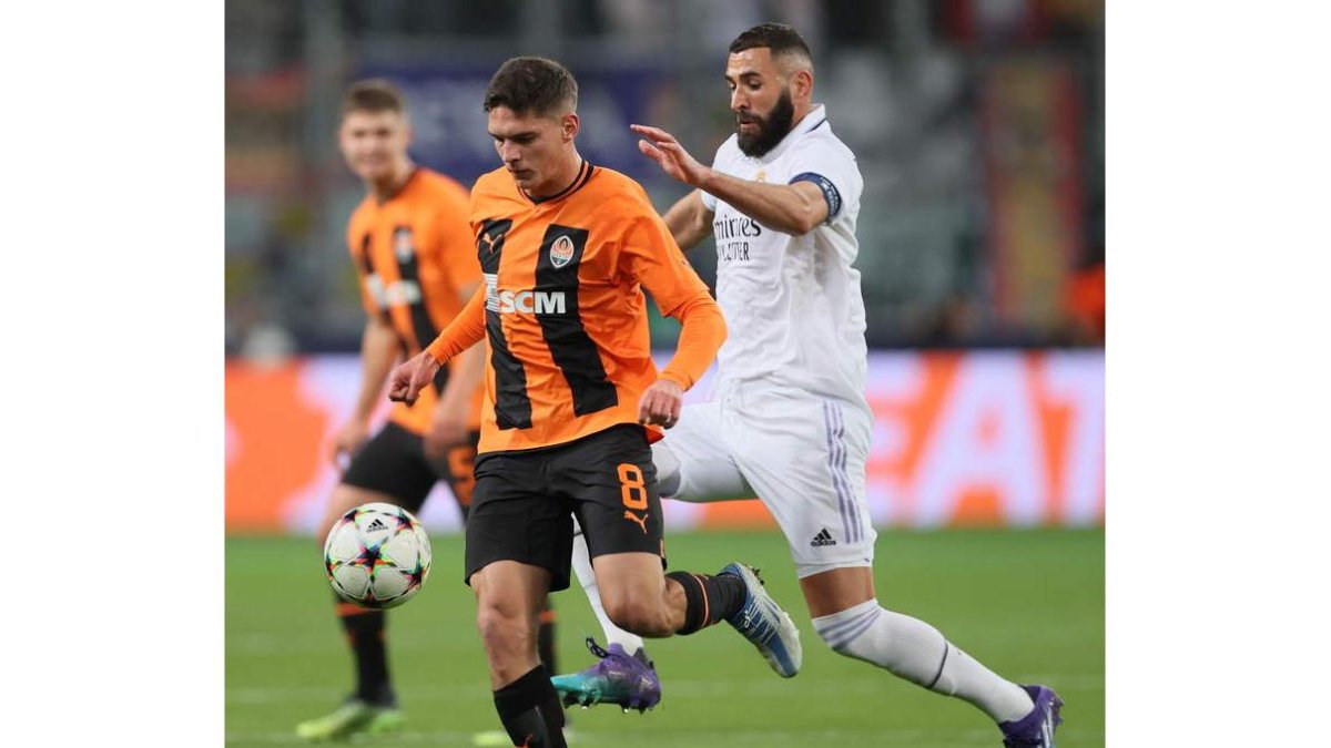 Georgiy Sudakov, del Shakhtar Donetsk, trata de frenar al jugador madridista Karim Benzema. LESZEK