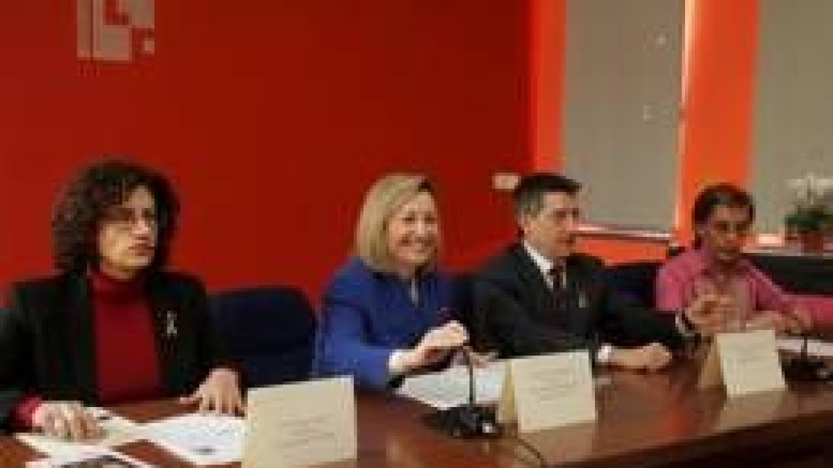 Amparo Valcarce, entre la concejala de la Mujer y el alcalde; a la derecha, Isabel Pastor, de Cogale