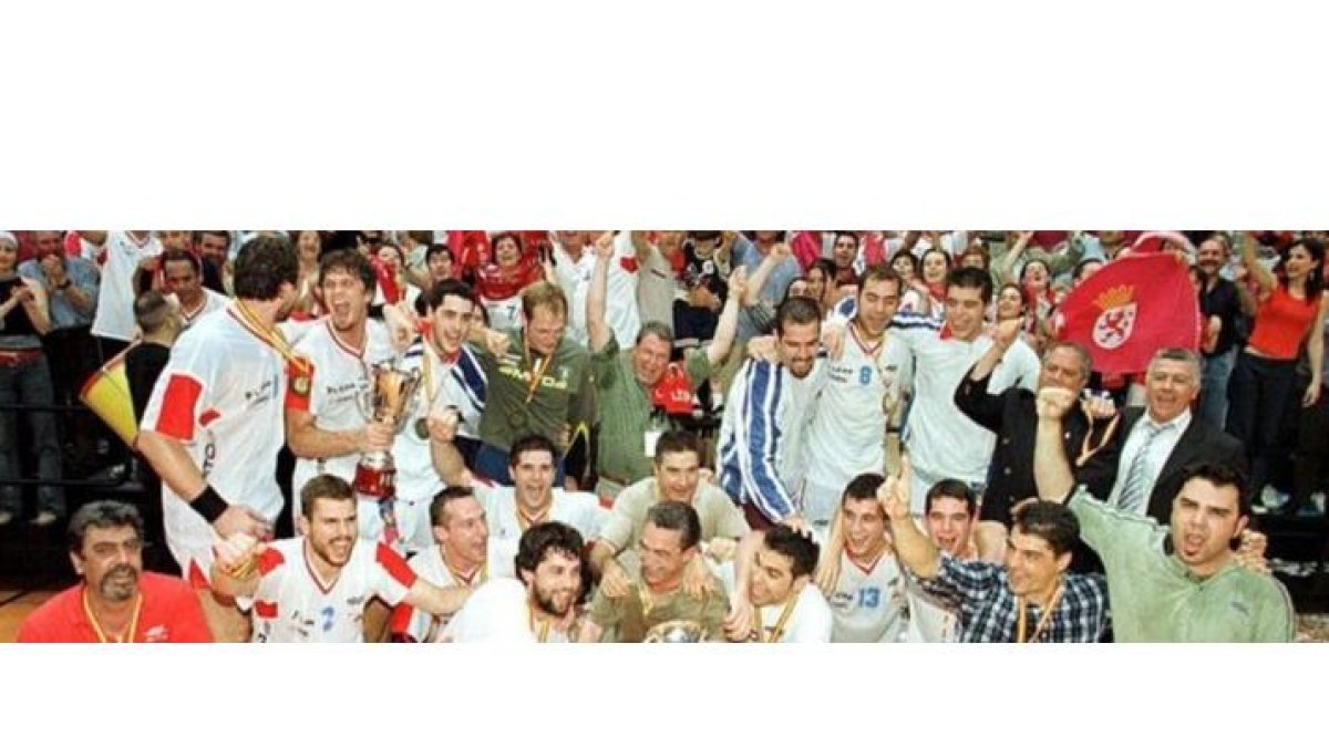 El equipo celebra su triunfo. MORELL