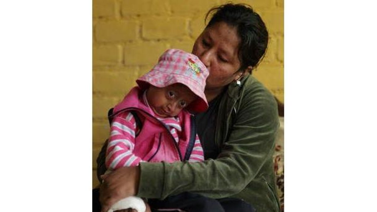 Mariella, en los brazos de su madre Kaythy de La Cruz, en su casa de Lima.