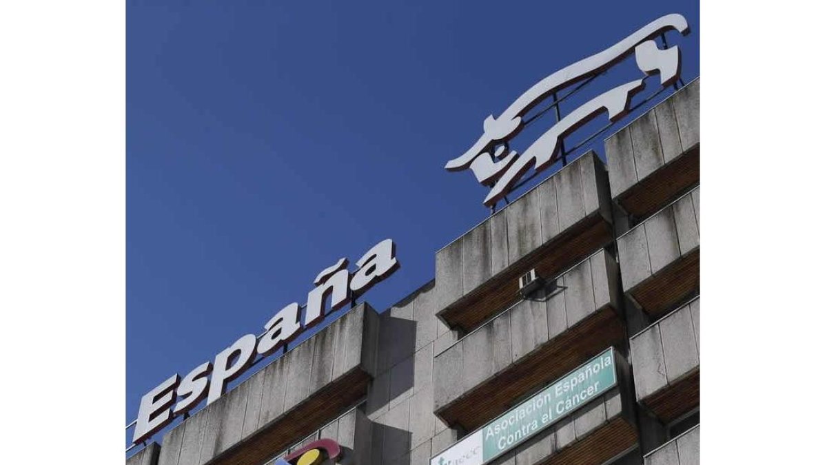 El banco Ceiss —antigua Caja España Duero— debe buscar un futuro para sus sedes en León. JESÚS