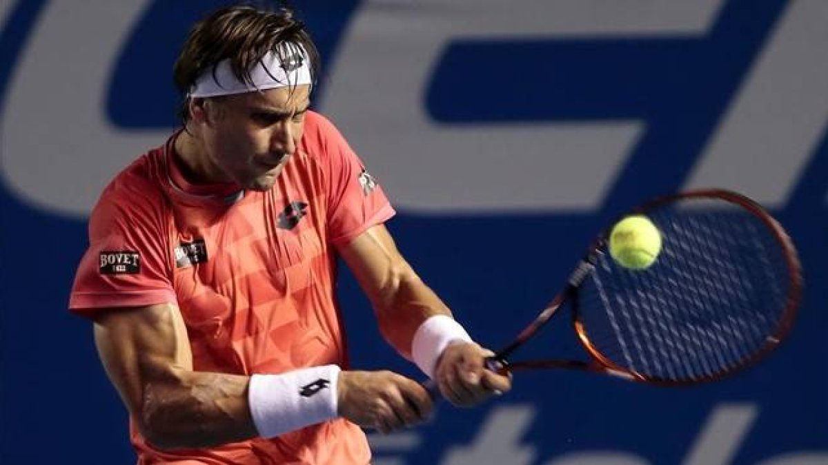 David Ferrer sirve una bola a Bernard Tomic durante cuartos de final del torneo de Acapulco.