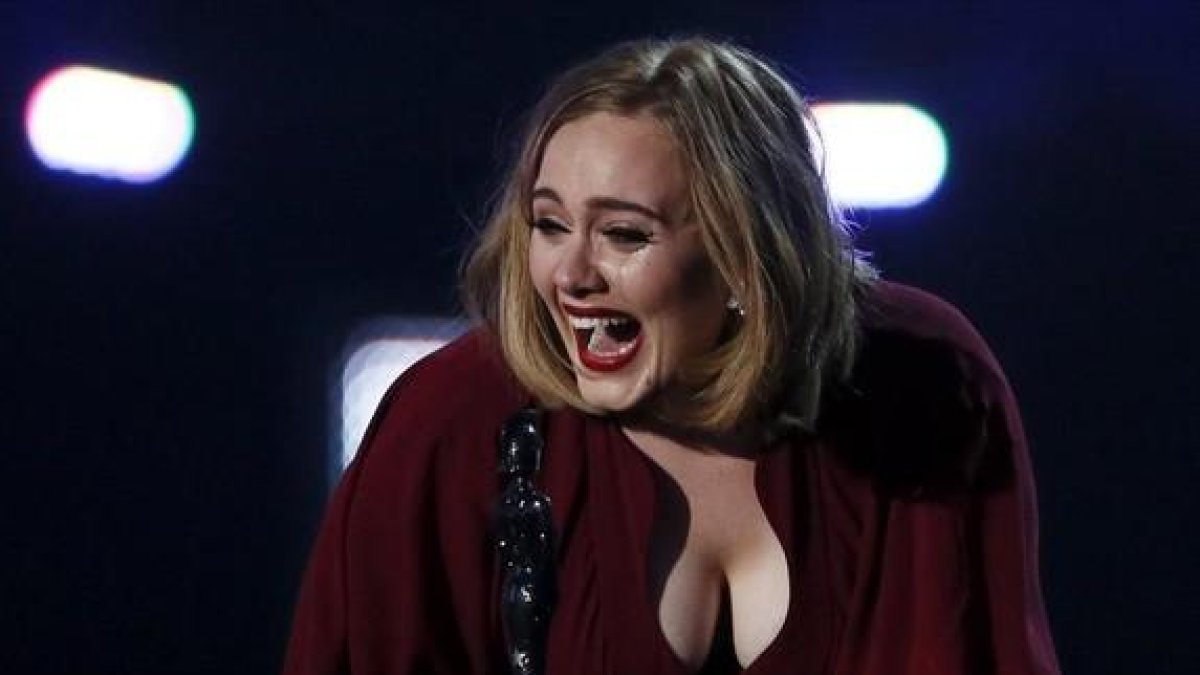 Adele, emocionada, con uno de los premios Brit, la noche del miércoles en Londres.