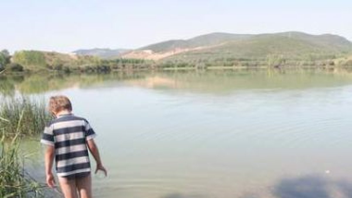 Los vecinos dudan sobre la calidad del agua del lago.